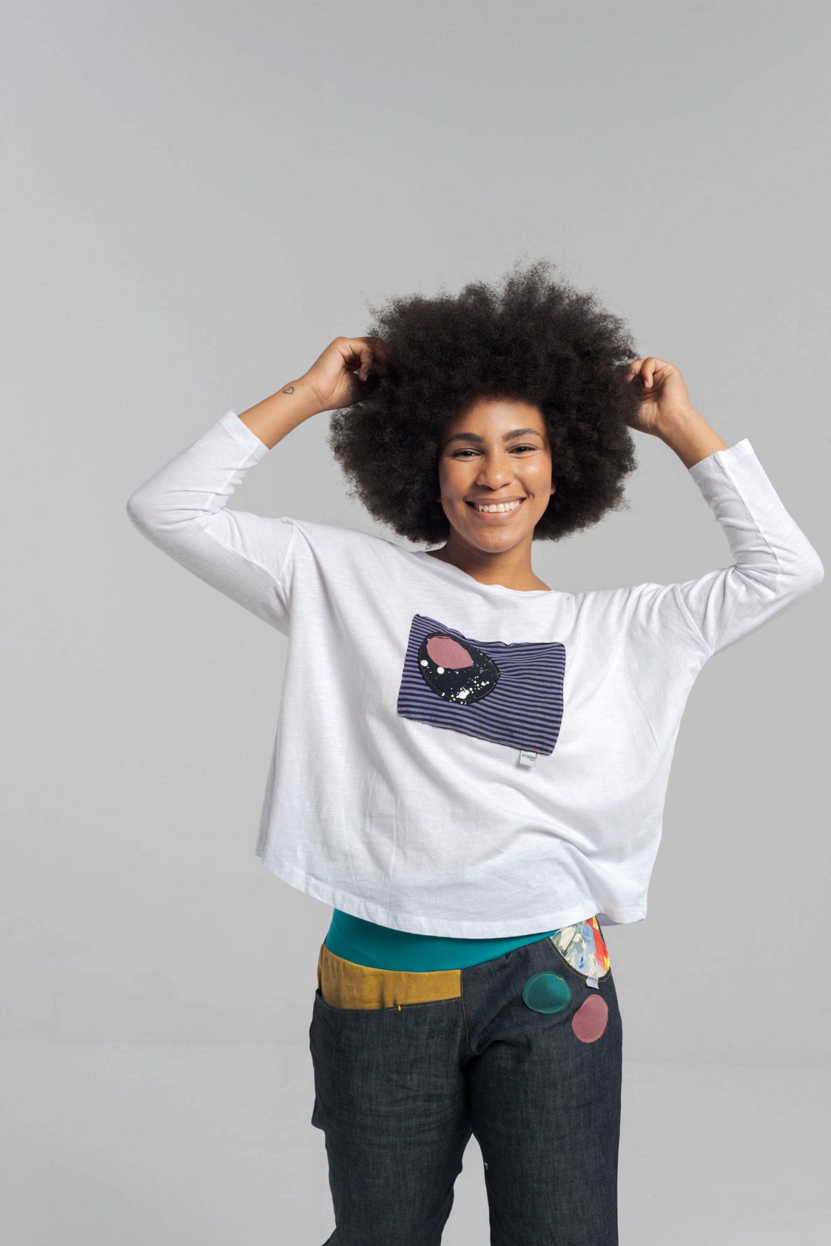 Mujer posando con ropa de Planeta Dots