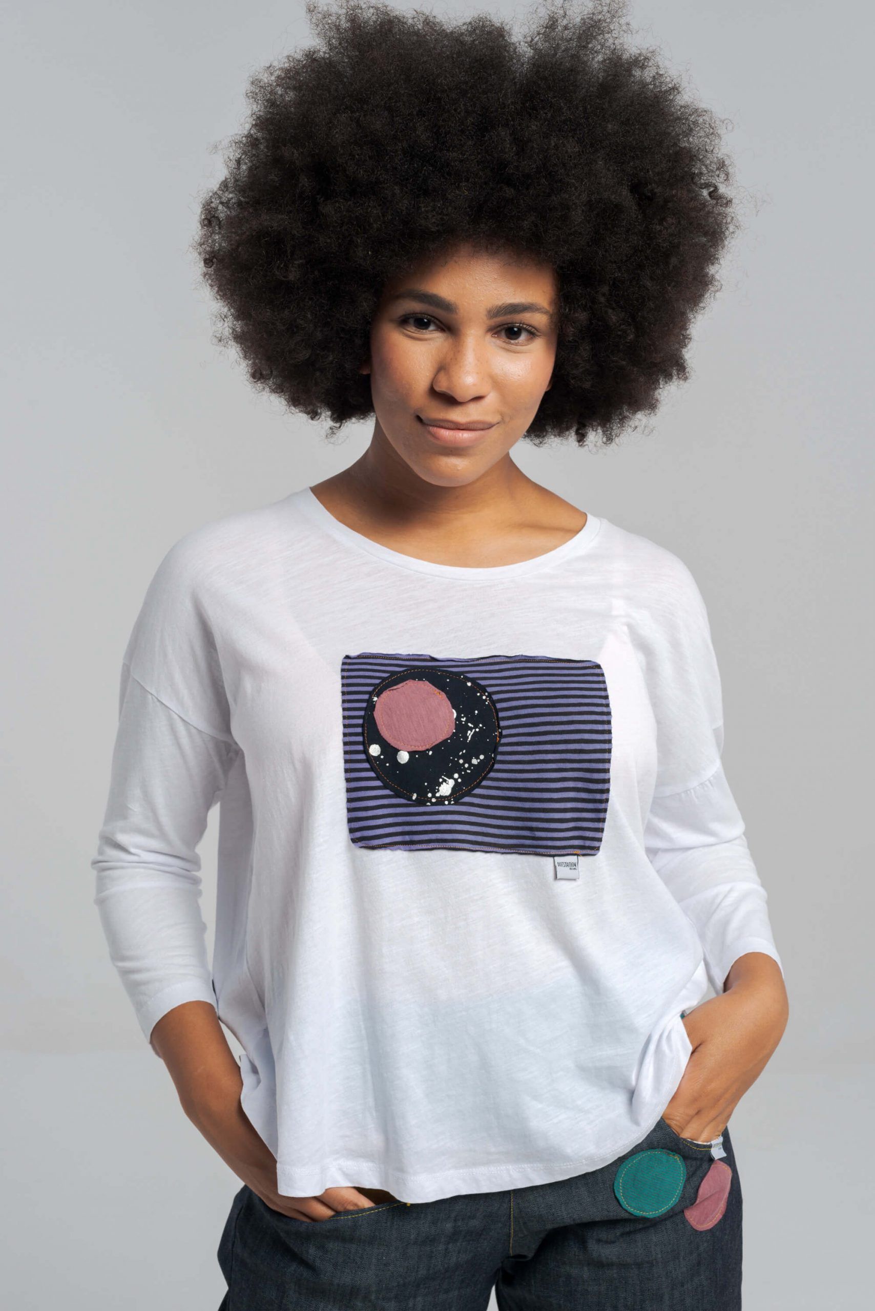 Mujer posando con ropa de Planeta Dots