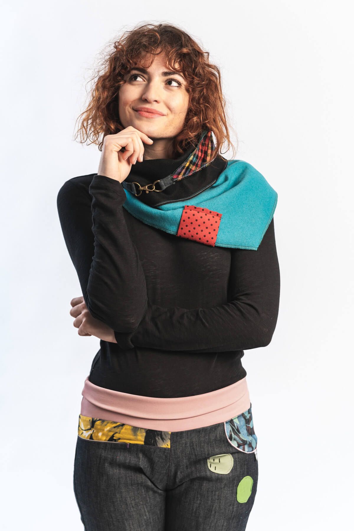 Mujer posando con ropa de Planeta Dots