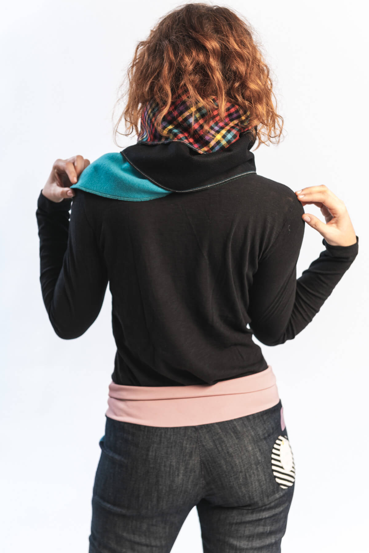 Mujer posando con ropa de Planeta Dots
