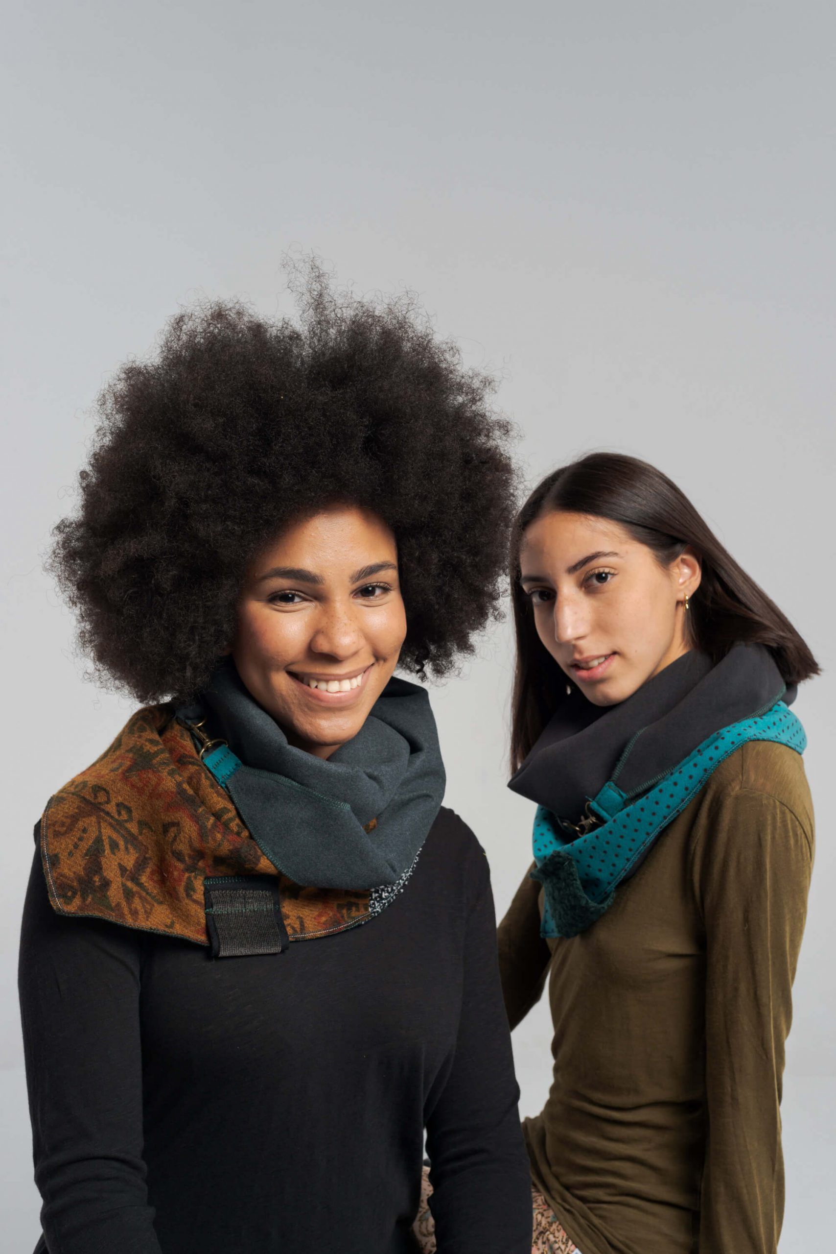 Dos mujeres posando con ropa de Planeta Dots
