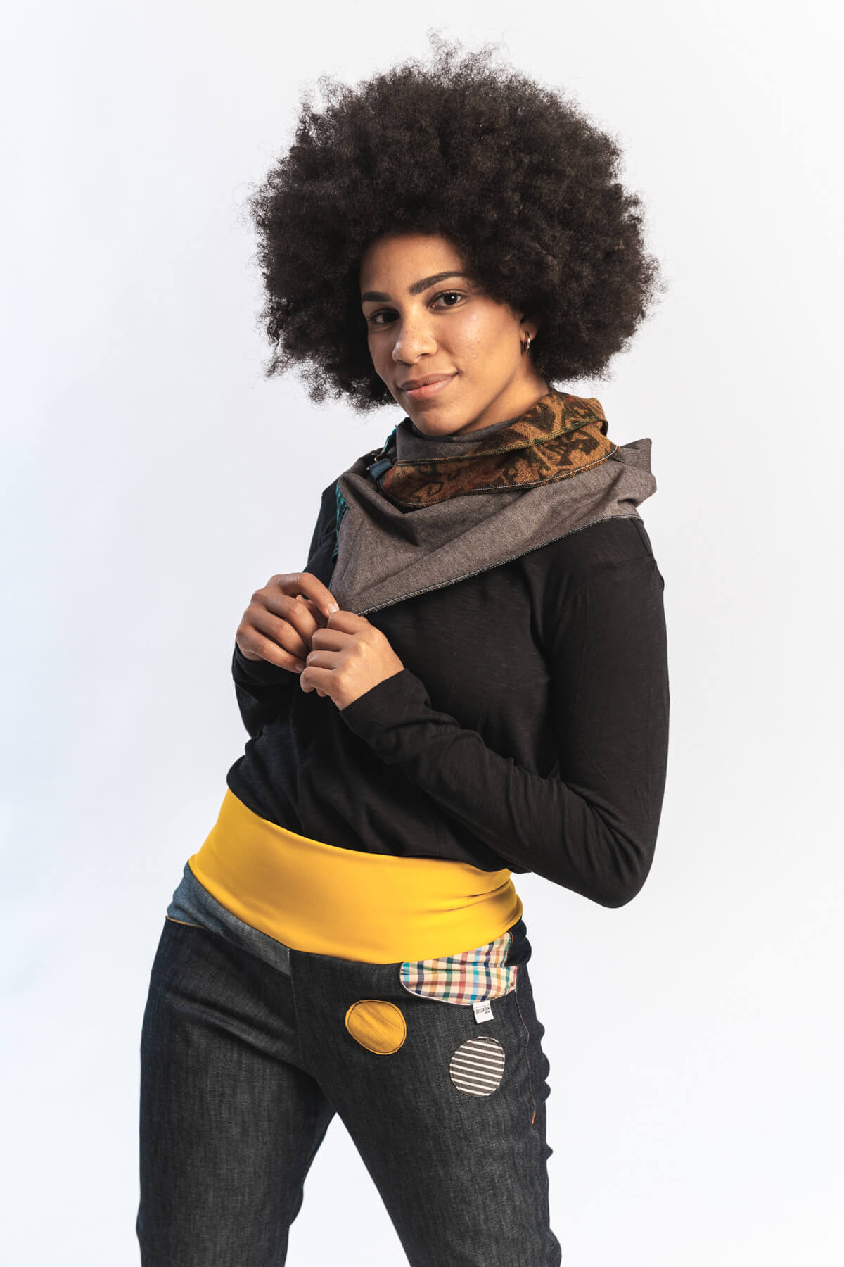 Mujer posando con ropa de Planeta Dots