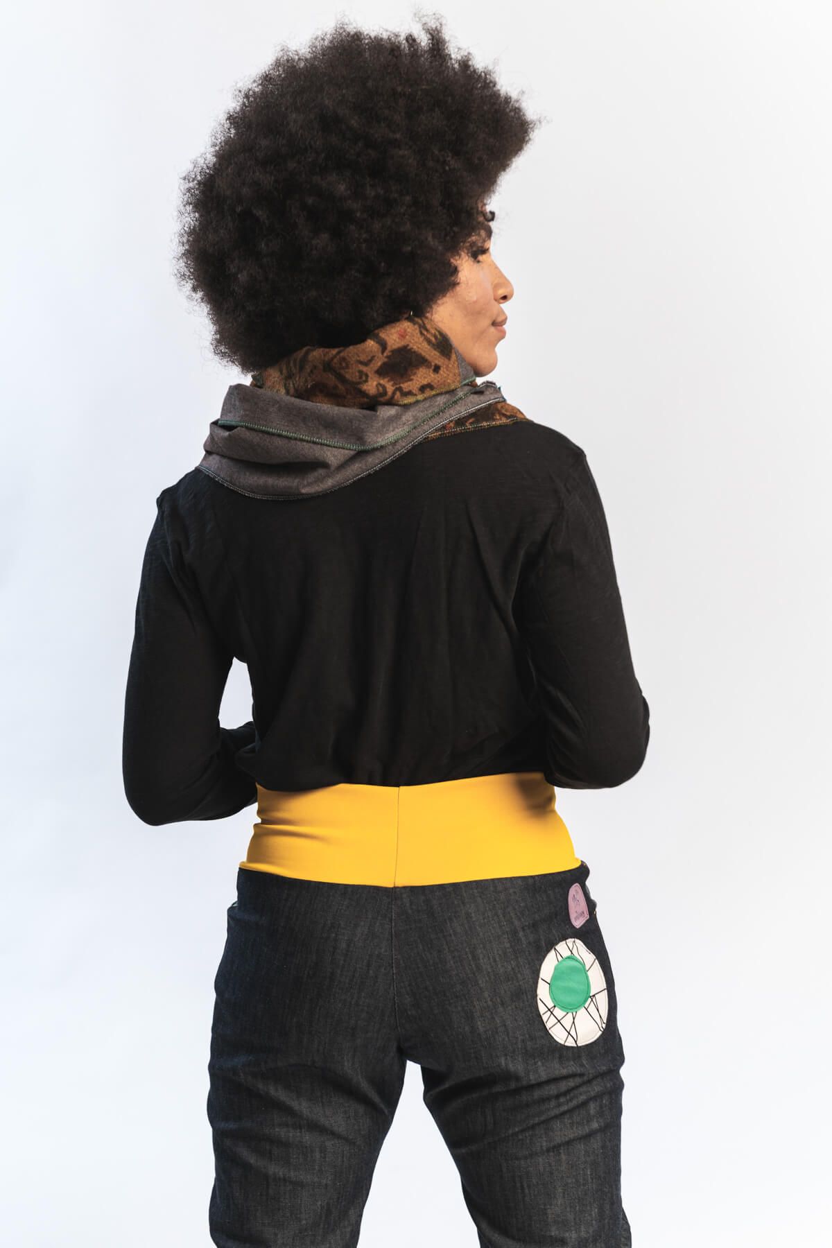 Mujer posando con ropa de Planeta Dots