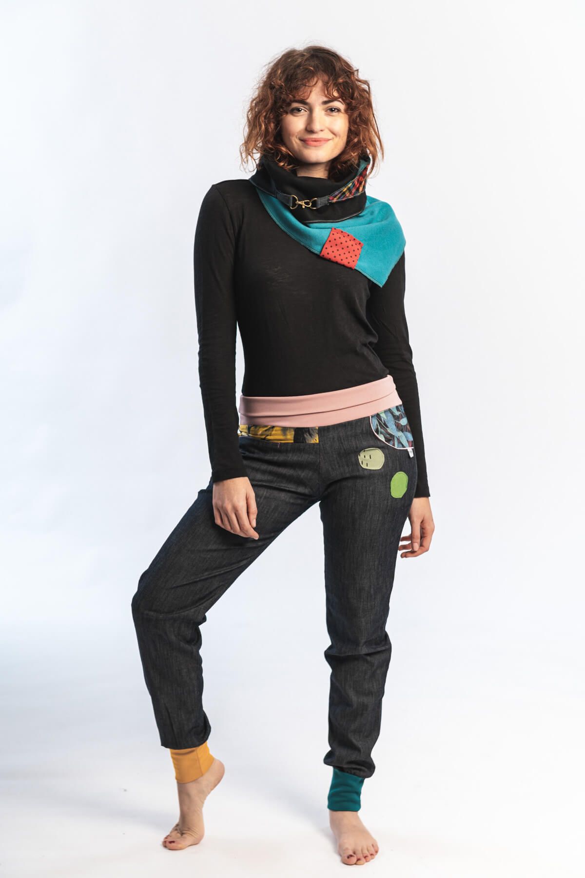 Mujer posando con ropa de Planeta Dots