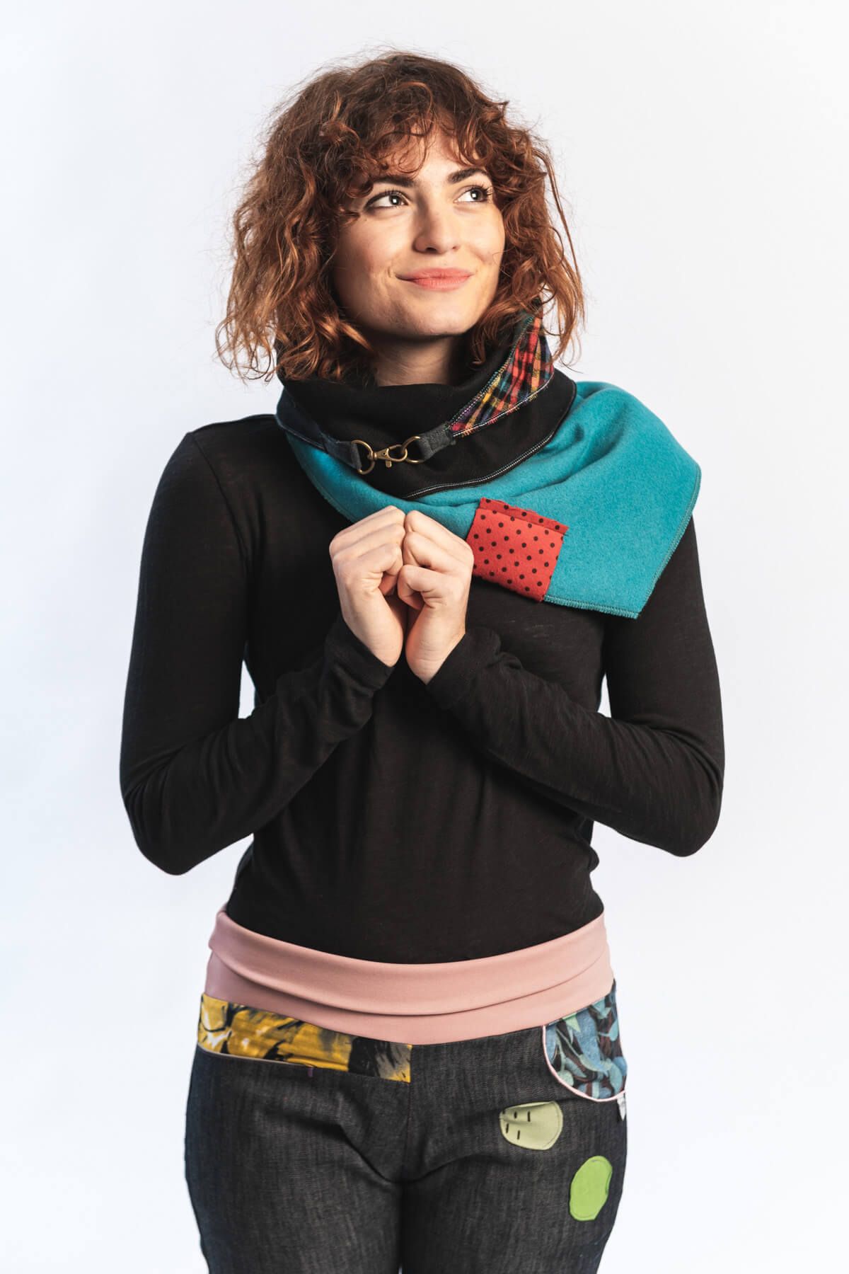 Mujer posando con ropa de Planeta Dots
