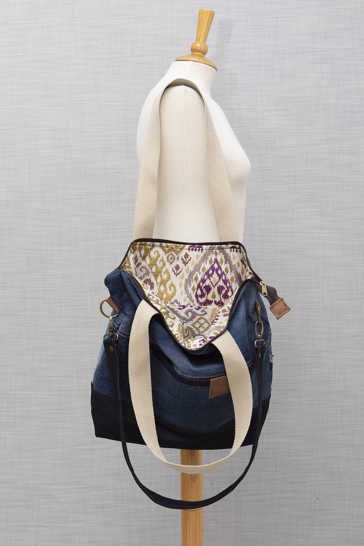 BOLSO AMPLIO MOSTRANDO DETALLE INTERIOR