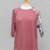 camiseta_unisex_022 CAMISETA ROSA CON UNA MANGA CORTA DIFERENTE PUESTA EN MANIQUI