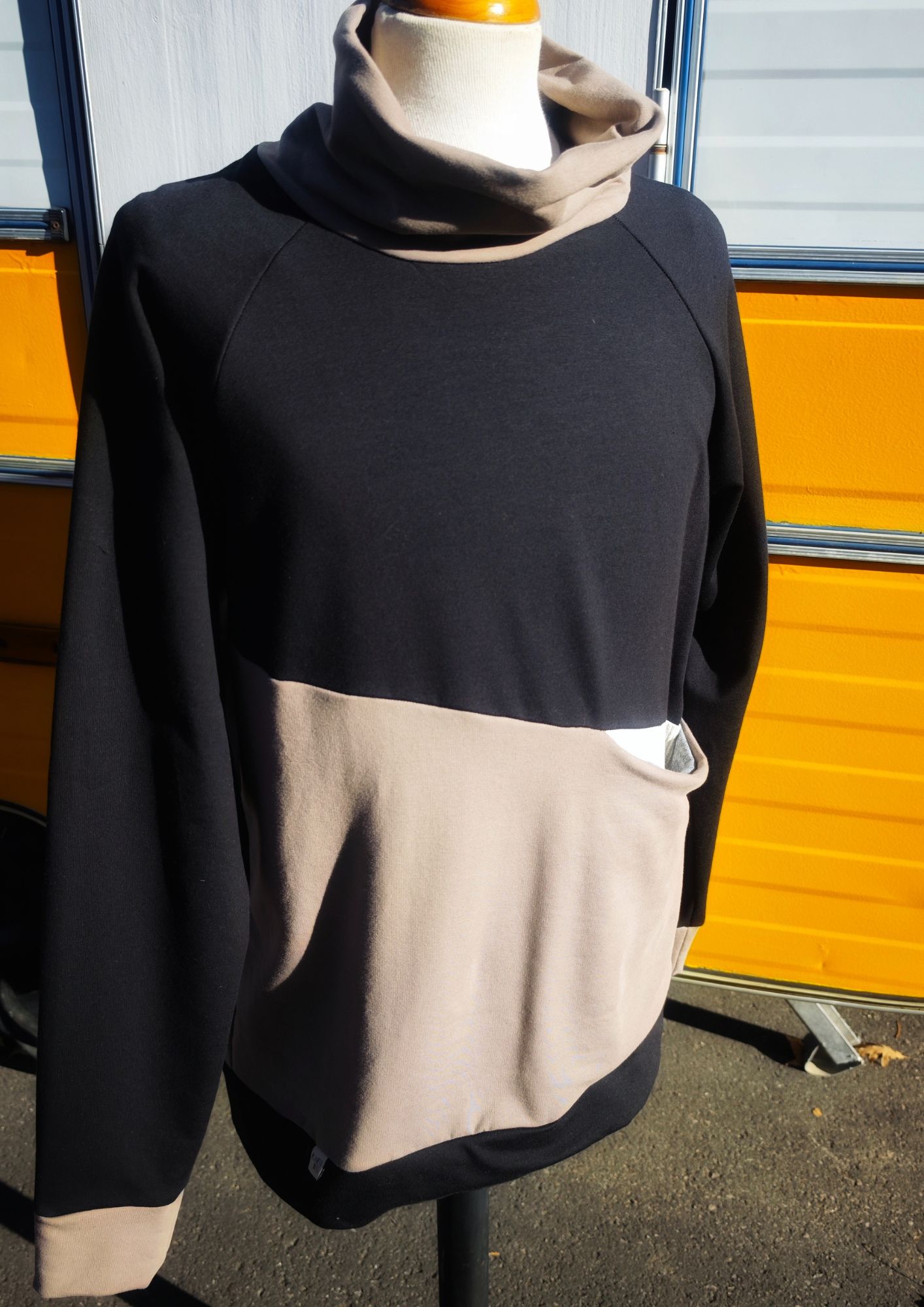 Sudadera Gender beix y negra