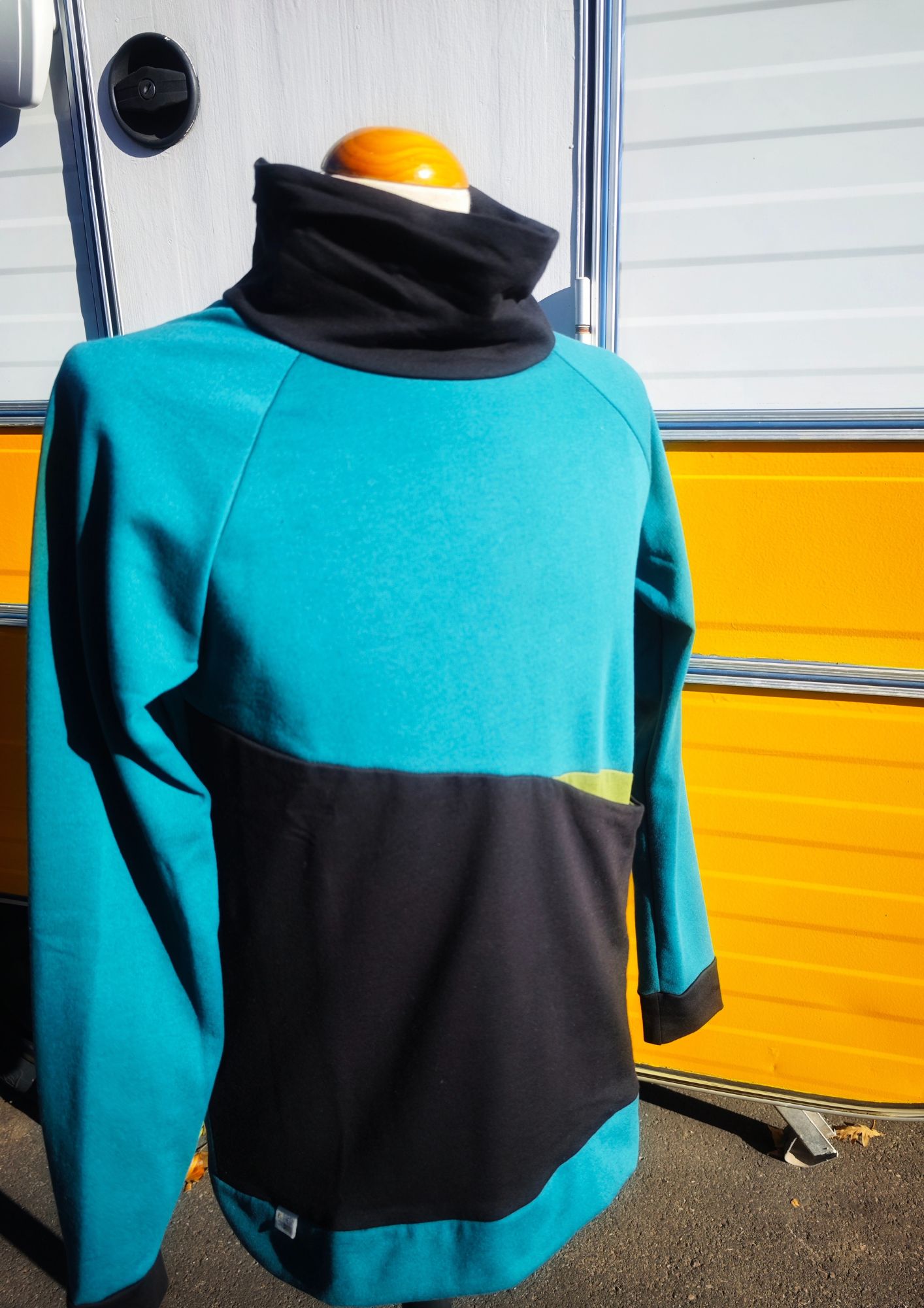 Sudadera Gender negra verde