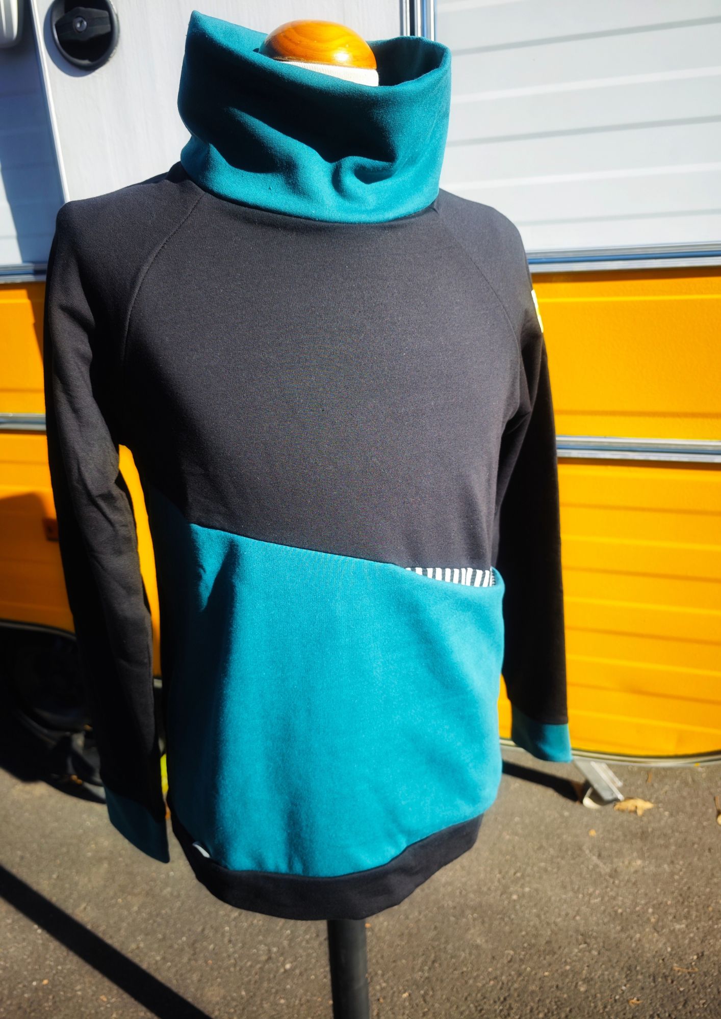 Sudadera Gender verde y negra