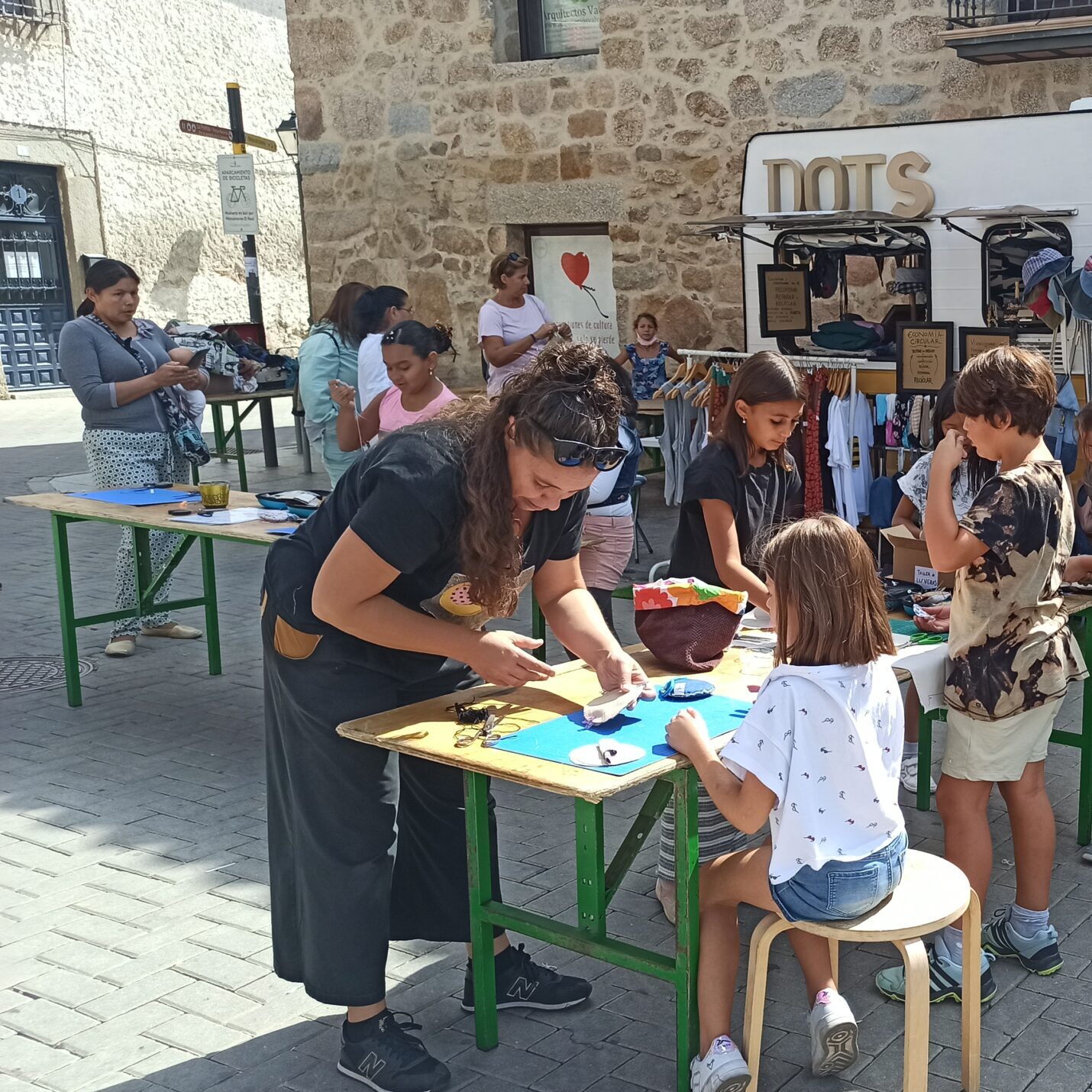 Niños mostrando las marionetas que han hecho en el taller