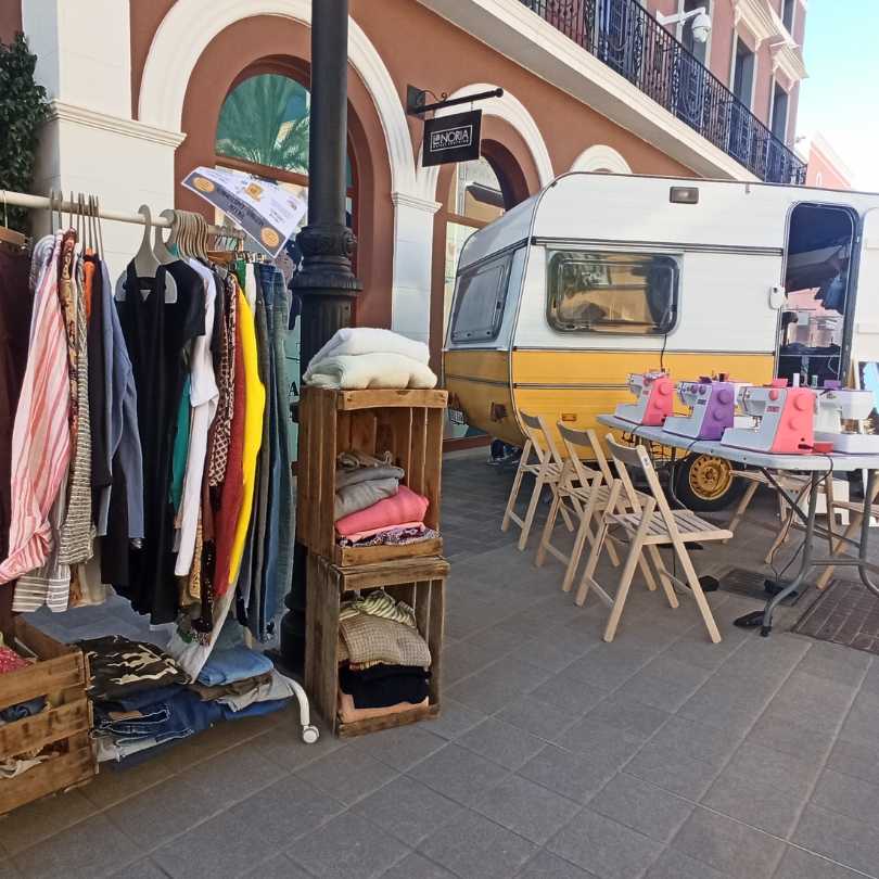 Familias cosiendo al lado de la caravana de planeta dots