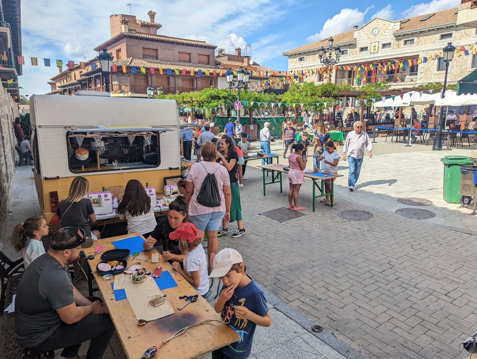 Taller de educación ambiental de Planeta Dots en una plaza con familias y vecinos